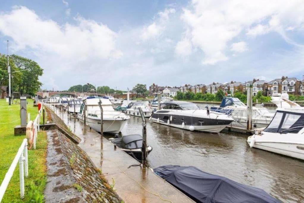 Riverside 1 Bed Basement Flat Near Hampton Court Palace East Molesey Exterior foto