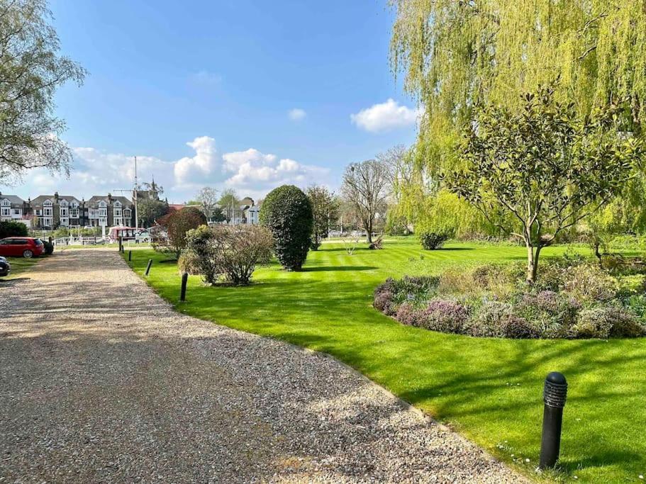 Riverside 1 Bed Basement Flat Near Hampton Court Palace East Molesey Exterior foto