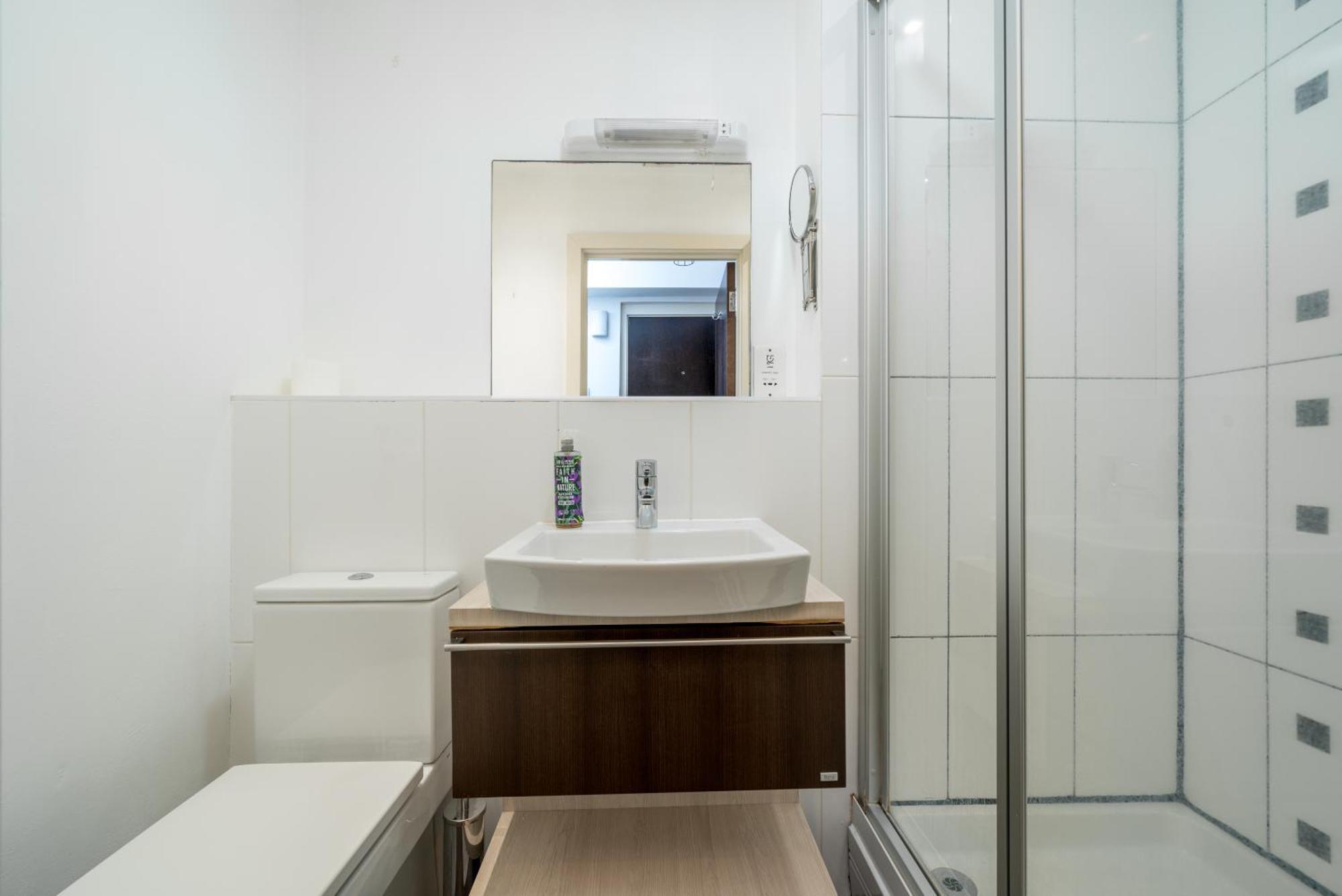 Riverside 1 Bed Basement Flat Near Hampton Court Palace East Molesey Exterior foto