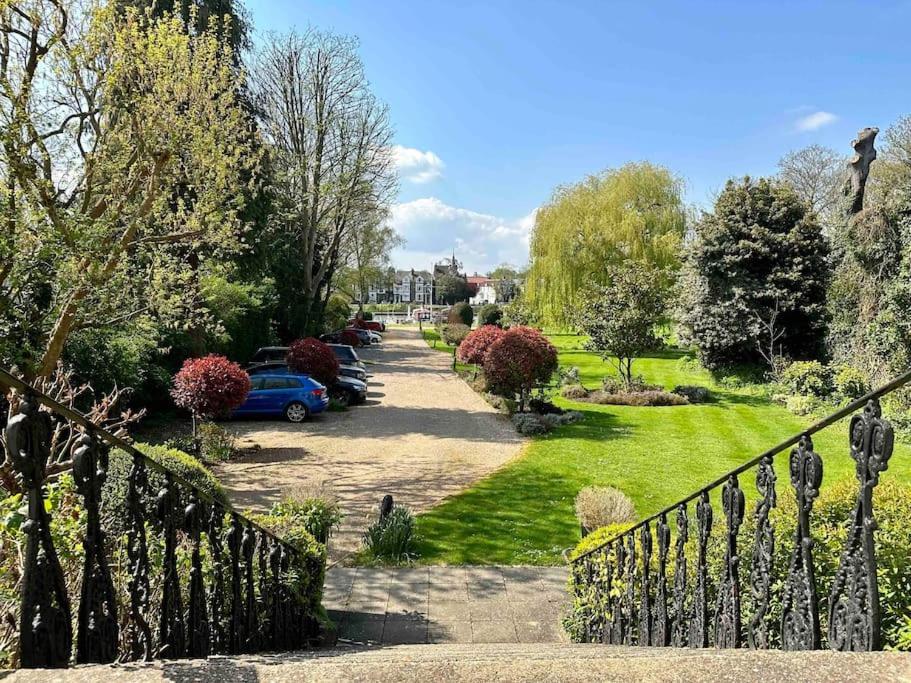 Riverside 1 Bed Basement Flat Near Hampton Court Palace East Molesey Exterior foto