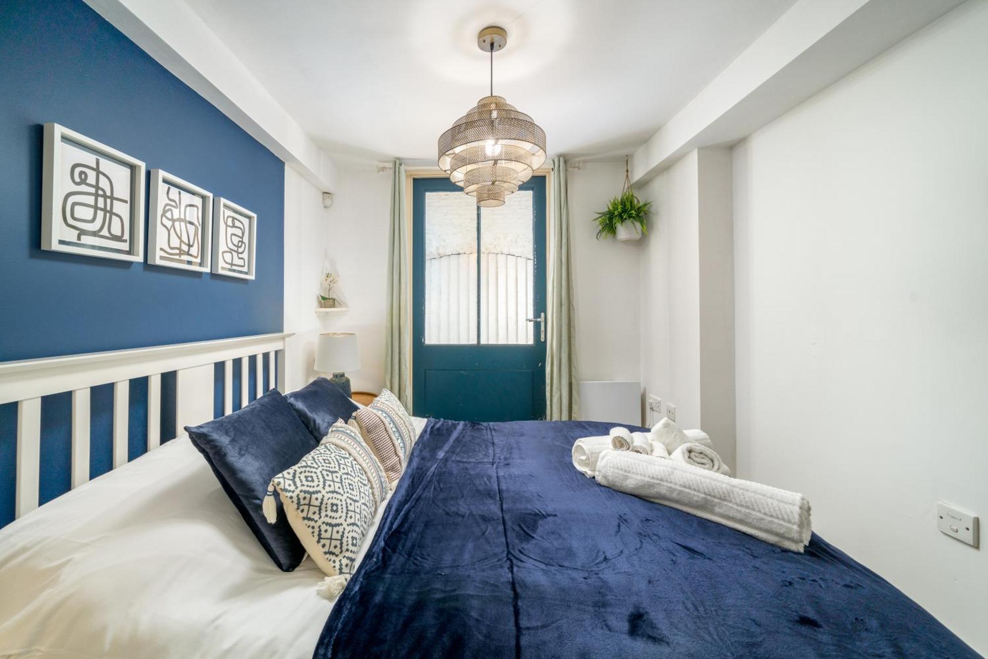 Riverside 1 Bed Basement Flat Near Hampton Court Palace East Molesey Exterior foto